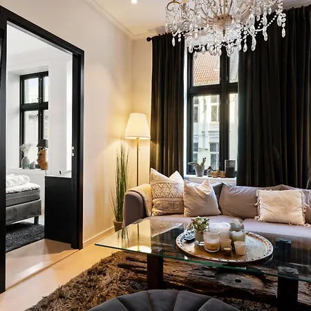 Modern 2nd-floor Luxury Апартаменти
