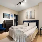 Modern 2nd-floor Luxury *