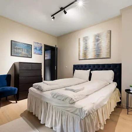 Modern 2nd-floor Luxury *