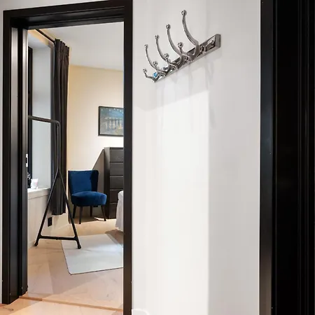 Modern 2nd-floor Luxury *